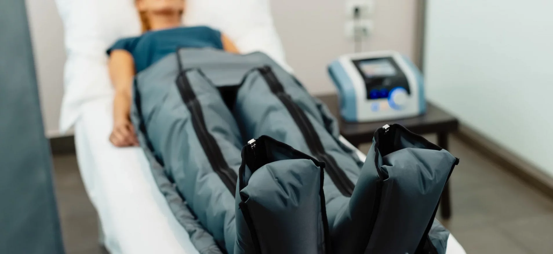 Une personne allongée lors d'une séance de pressotherapie